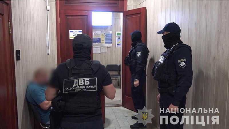 Посадовців міграційної служби Одещини викрили у незаконній легалізації іноземців