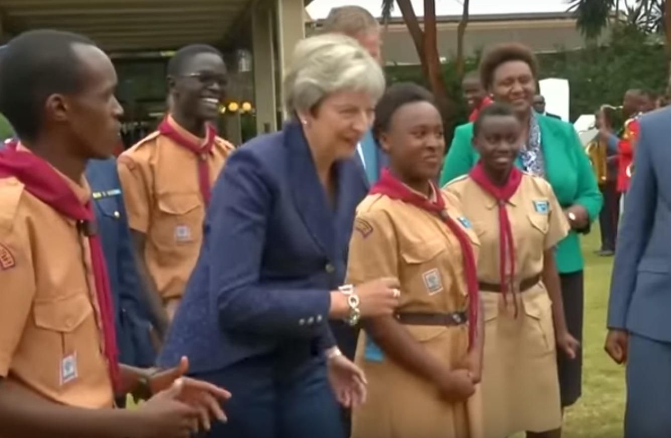 Терезу Мей знову спровокували на дивакуваті танці: кумедне відео Терезу Мей знову спровокували на дивакуваті танці: кумедне відео