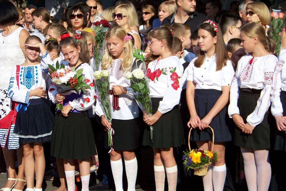 Не чекали понеділка: більшість шкіл та вишів провели святкові лінійки Не чекали понеділка: більшість шкіл та вишів провели святкові лінійки