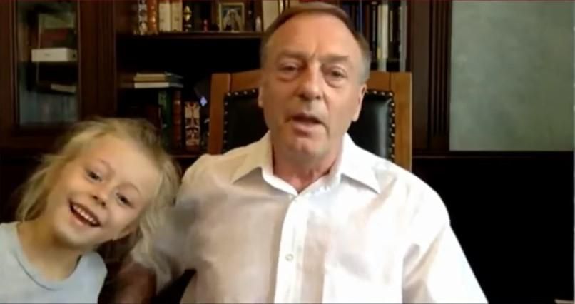 Завітала "маленька фея": із екс-міністром юстиції в прямому ефірі трапився курйоз Завітала "маленька фея": із екс-міністром юстиції в прямому ефірі трапився курйоз