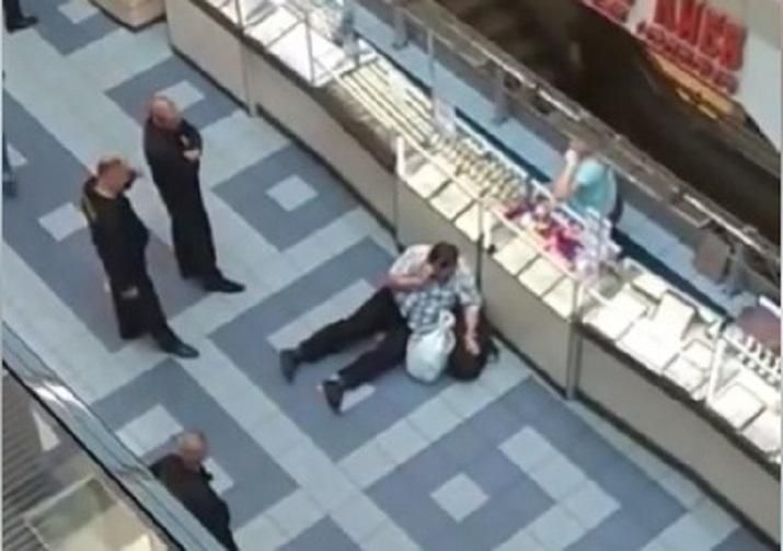 У київському ТЦ охоронці "нокатували" покупця: відео з місця інциденту У київському ТЦ охоронці "нокатували" покупця: відео з місця інциденту