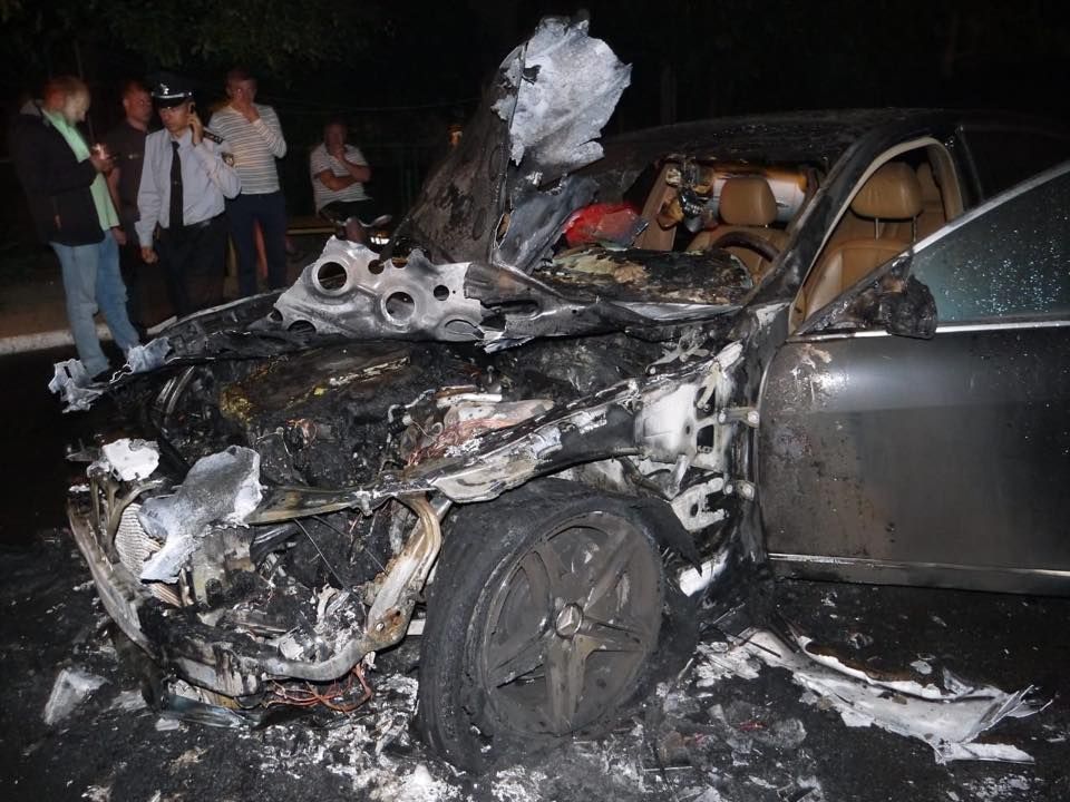 У Рівному підпалили авто депутата-свободівця У Рівному підпалили авто депутата-свободівця