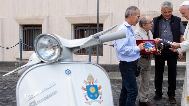 Папі Франциску подарували "Веспу" 1971 року Папі Франциску подарували "Веспу" 1971 року