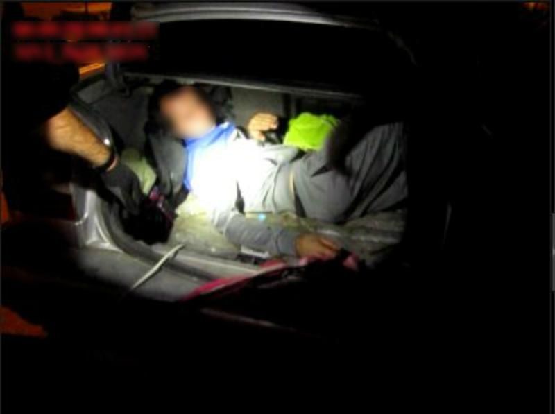 Через кордон у багажнику: громадянин Молдови намагався незаконно перевезти свого співвітчизника 