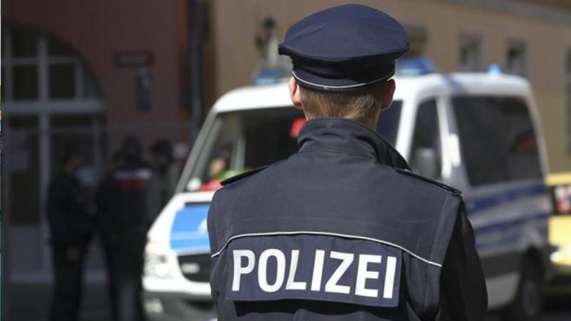 В Германии задержали двух полицейских из нацистское приветствие