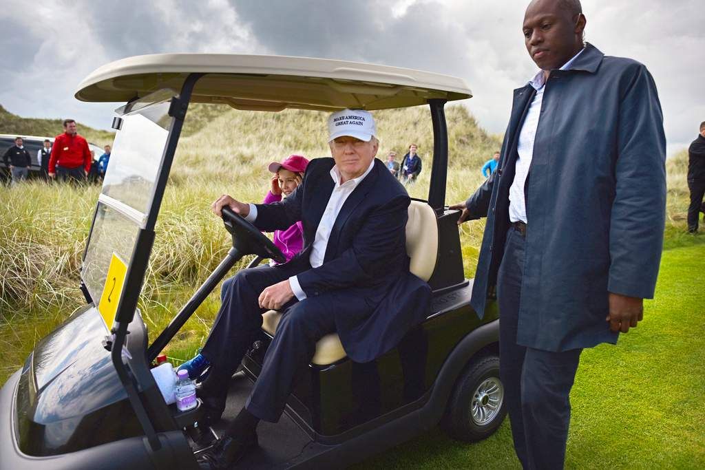 Чим займався Трамп під час похорону Маккейна Чим займався Трамп під час похорону Маккейна