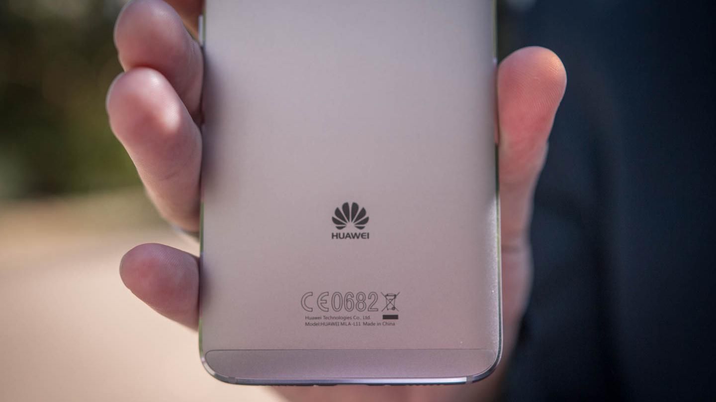 Huawei Mate 20 - фото смартфона с тройной камерой