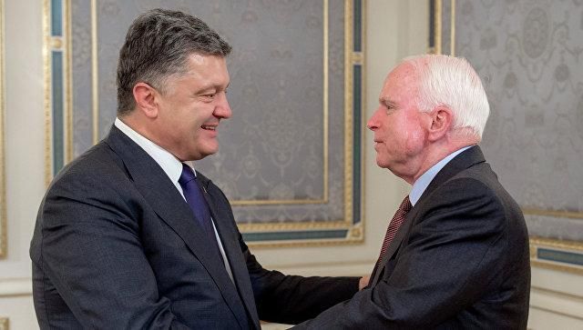 На честь Маккейна: Порошенко хоче перейменувати київську вулицю