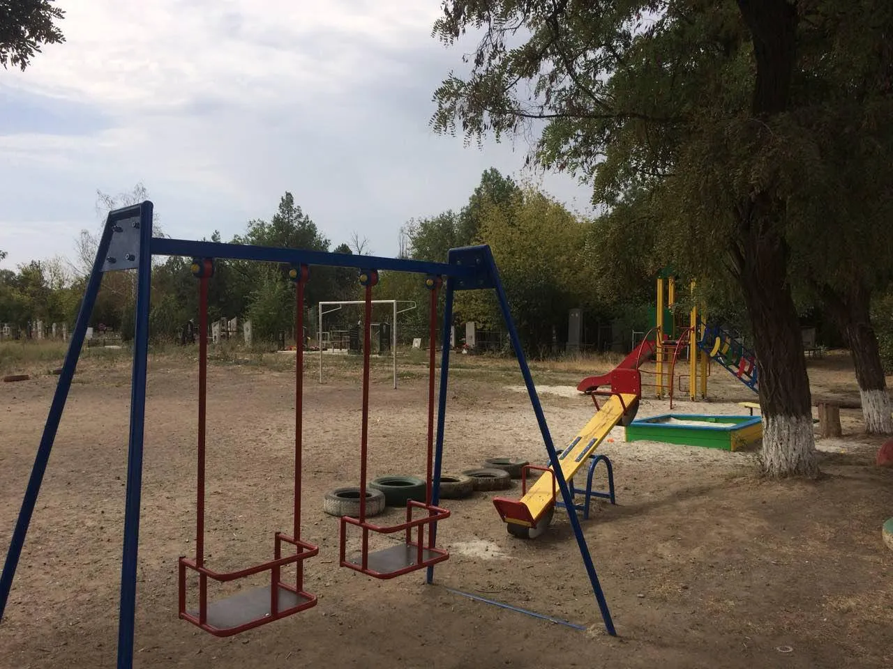 У Мелітополі спорудили дитячий майданчик поблизу цвинтаря