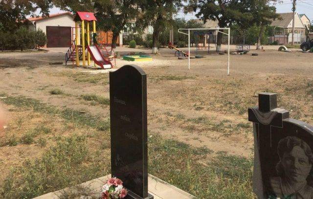 В Мелитополе детскую площадку построили на кладбище: курьезные фото