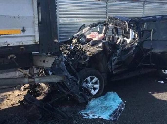 Автівка влетіла під фуру: під Києвом трапилась жахлива ДТП Автівка влетіла під фуру: під Києвом трапилась жахлива ДТП