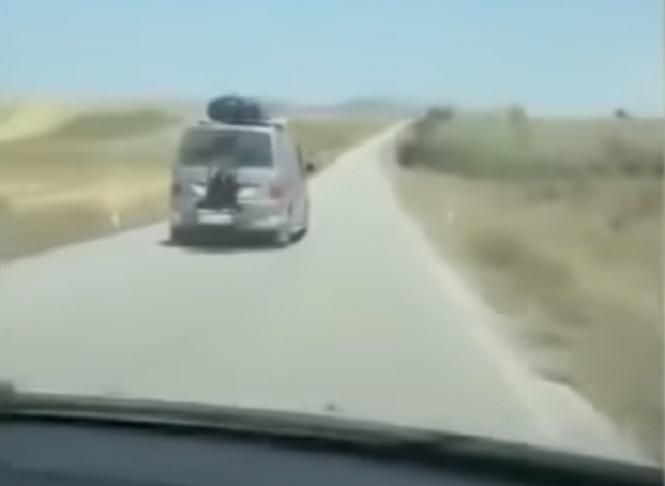 Дивна розвага: у Туреччині батько прив'язав доньку до багажника автівки та покатав по дорозі