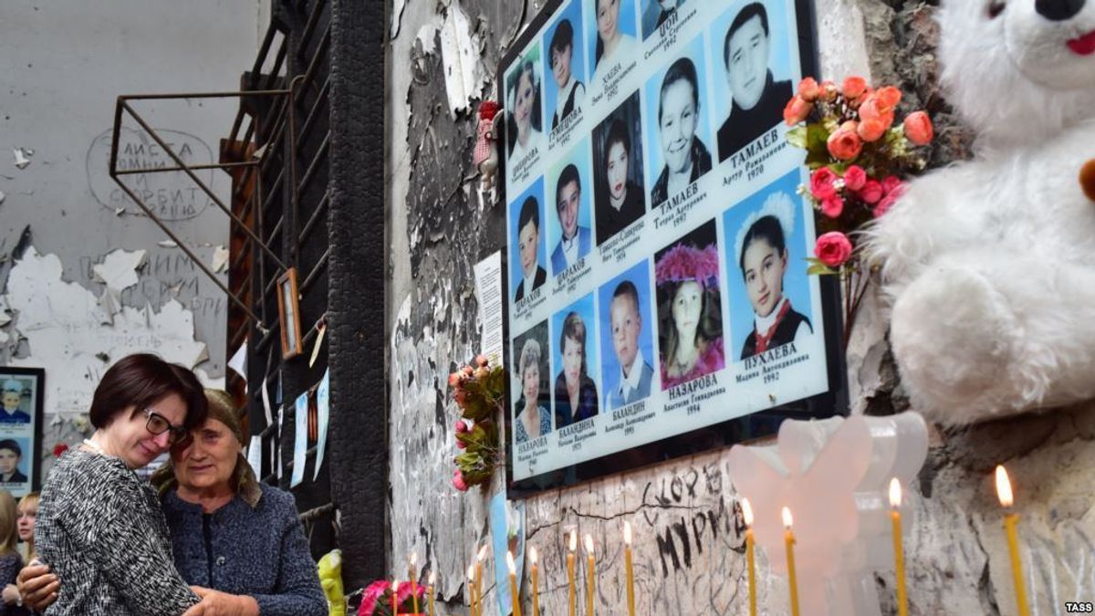 У Москві помовчали в пам'ять про вбитих у теракті в Беслані У Москві помовчали в пам'ять про вбитих у теракті в Беслані