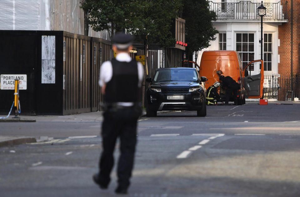 В Британии у здания BBC взорвали авто: фото