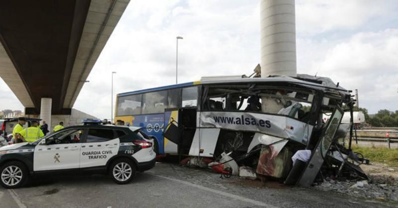 У жахливій ДТП в Іспанії автобус врізався в стовп: багато загиблих і постраждалих