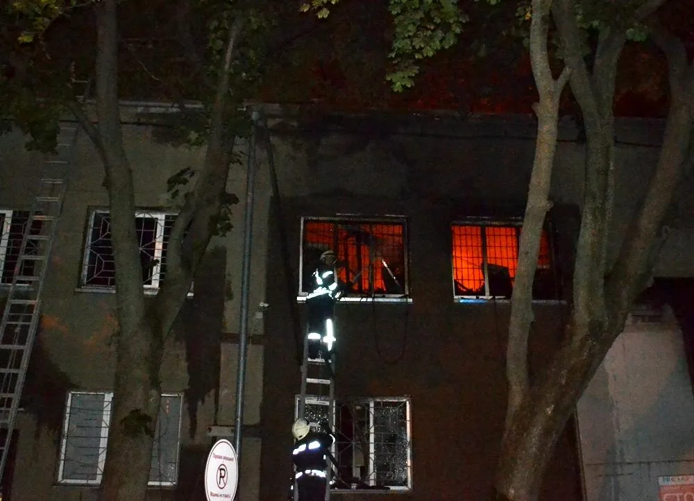 В Одесі сталася масштабна пожежа на СТО В Одесі сталася масштабна пожежа на СТО