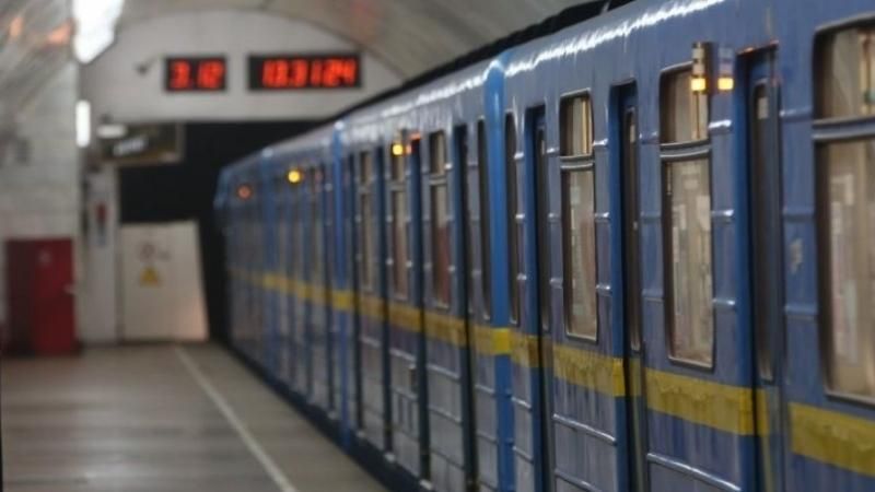 Одну из киевских станций метро закрыли на вход из-за аварии
