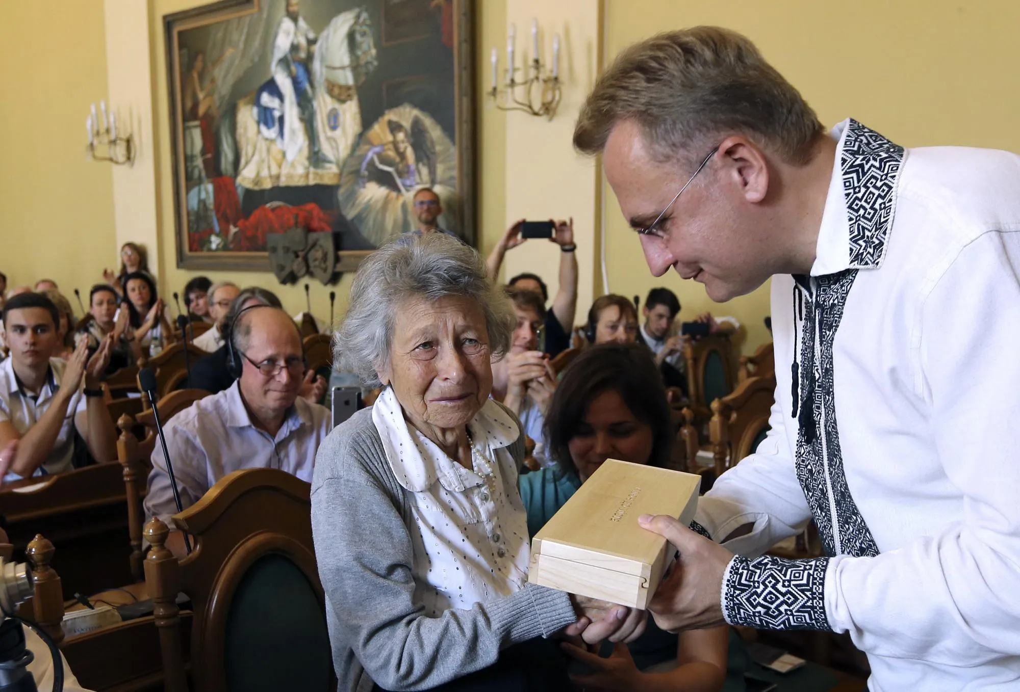 Мер Львова вручає скляний ключ польській письменниці Яніні Хешелес