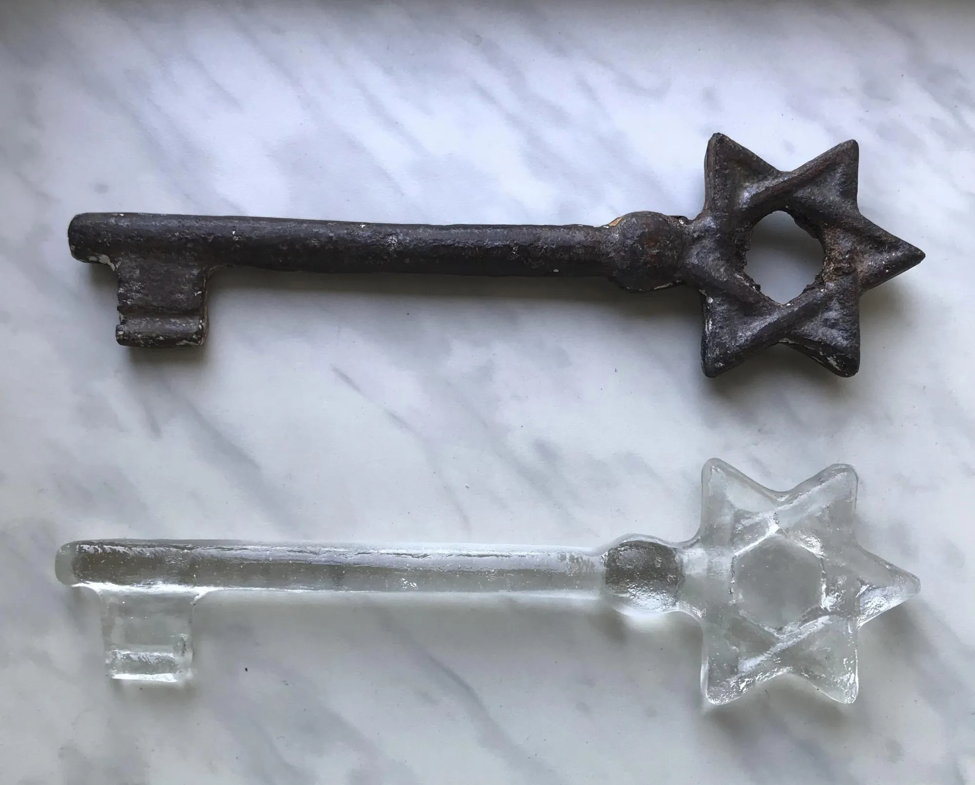 75 скляних копій металевого ключа були вручені людям, які працюють над збереженням пам'яті про єврейське населення Львова та регіону 