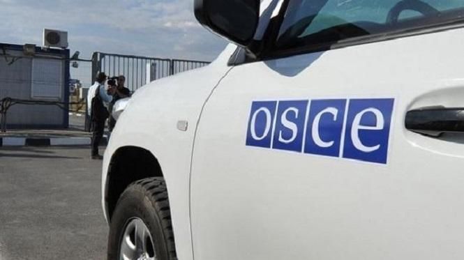 Незаконний обшук: окупанти обнишпорили автівку СММ ОБСЄ на Донбасі
