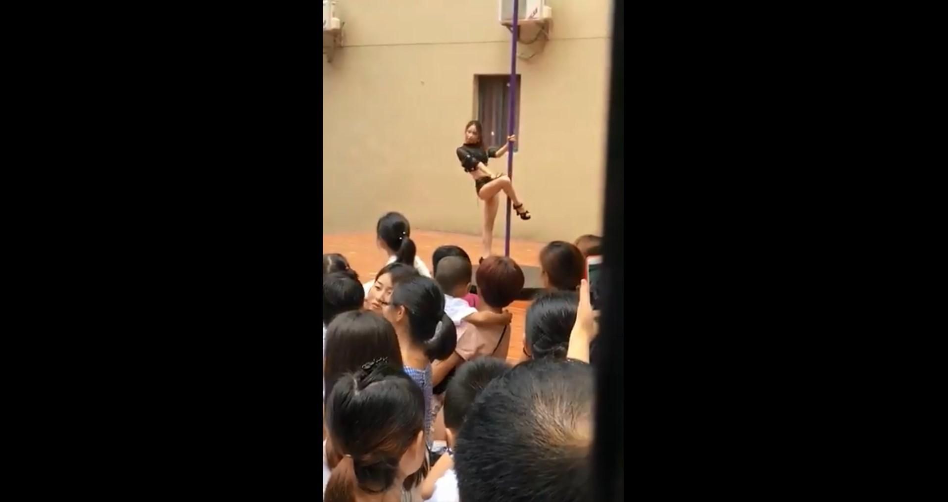 1 сентября малышей в китайском детском саду развлекала девушка на пилоне: видео