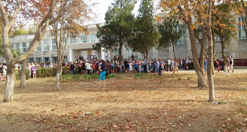 "Как в Чернобыле": в сети показали, как из Армянска "вывозят" детей "Как в Чернобыле": в сети показали, как из Армянска "вывозят" детей