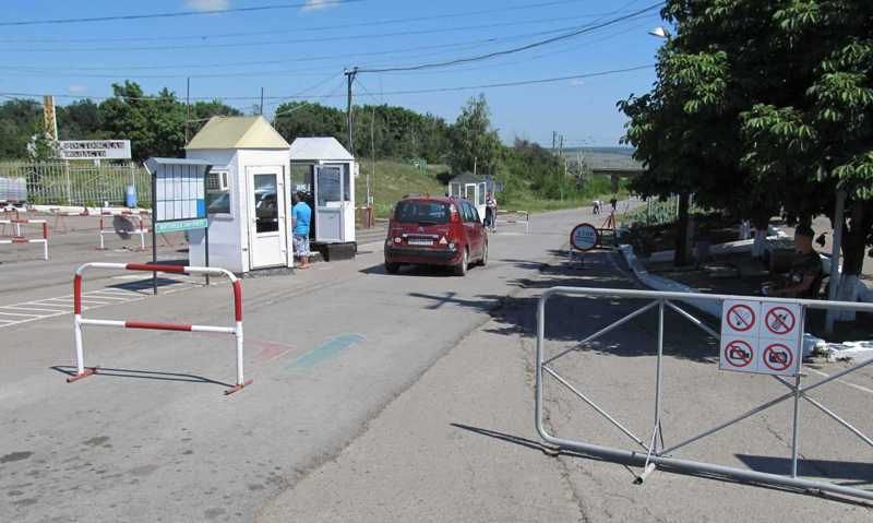 Росія зводить загородження у селищі на Луганщині: чим це загрожує українцям Росія зводить загородження у селищі на Луганщині: чим це загрожує українцям