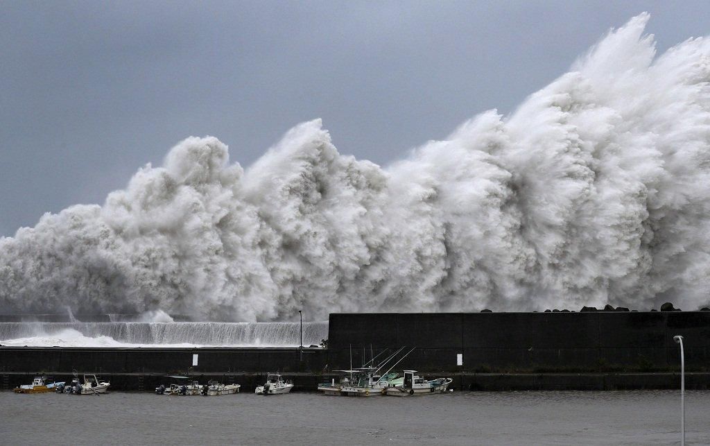 Тайфун Джебі - загинули 10 людей: фото руїн в Японії