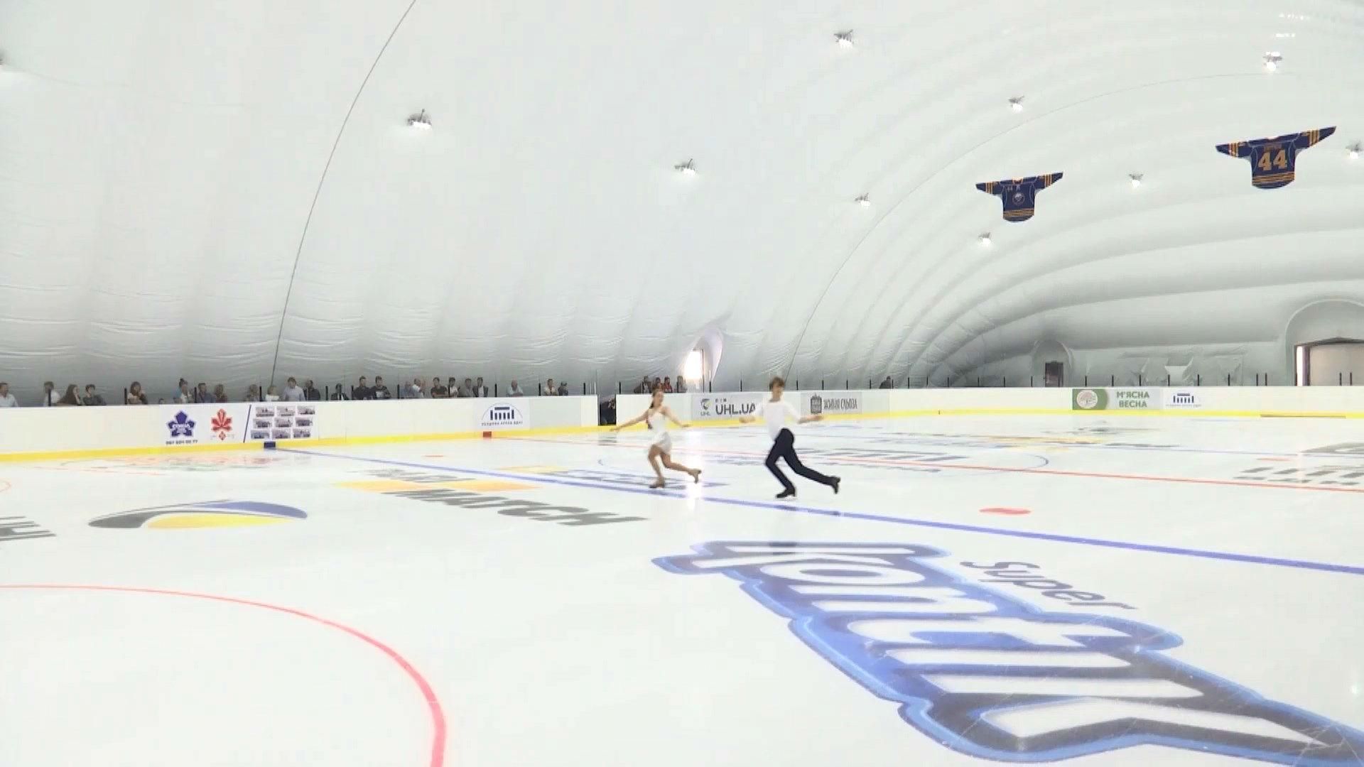 В Киеве на ВДНХ открыли каток международного образца В Киеве на ВДНХ открыли каток международного образца