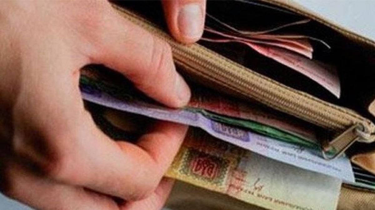 Кабмін підняв зарплату бюджетникам, що допомагають Об'єднаним силам на Донбасі Кабмін підняв зарплату бюджетникам, що допомагають Об'єднаним силам на Донбасі