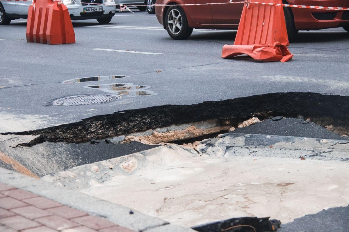 Озеро на дороге: в Киеве возле метро провалился асфальт, есть фото Озеро на дороге: в Киеве возле метро провалился асфальт, есть фото