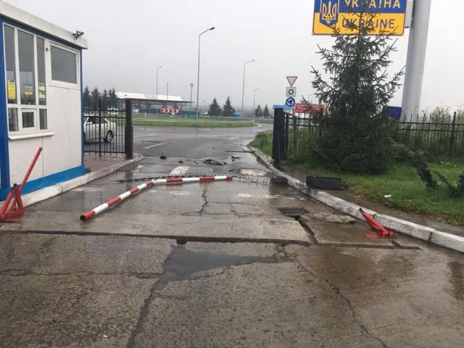 Автомобіль збив шлагбаум на кордоні Автомобіль збив шлагбаум на кордоні