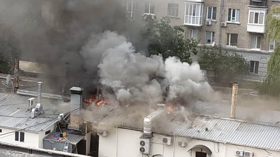 В Києві спалахнула масштабна пожежа в ресторані: фото
