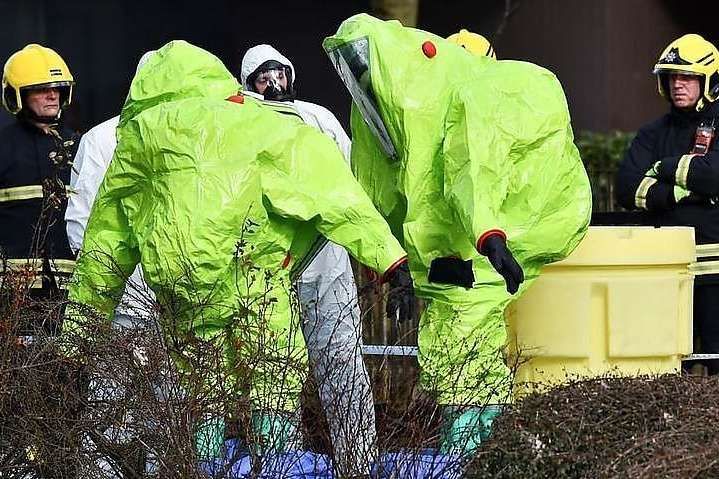 Флакон парфумів та маршрут підозрюваних: нові деталі отруєння "Новачком" Флакон парфумів та маршрут підозрюваних: нові деталі отруєння "Новачком"