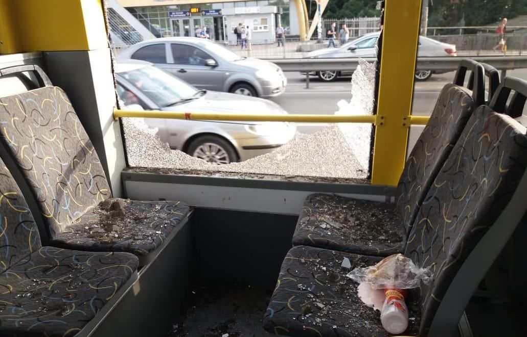 У Києві чоловік влаштував стрілянину в тролейбусі: фото 18+