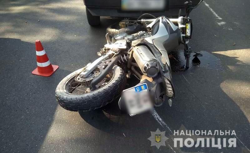 В Краматорске мотоциклист сбил ребенка и врезался в авто: фото