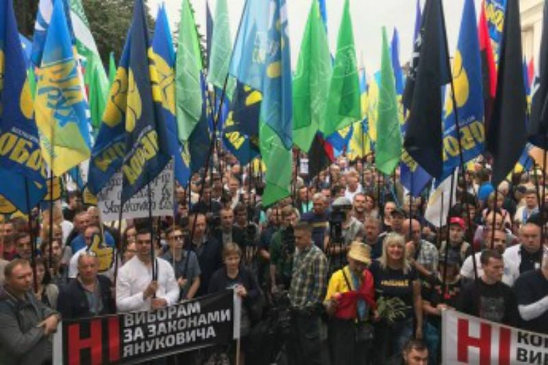 "Ні виборам за законом Януковича": під ВР на акцію протесту зібралося кілька тисяч людей