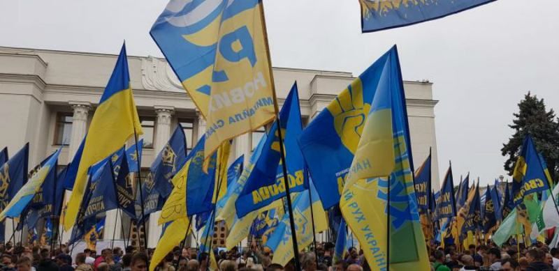 "Мені соромно за мою нинішню владу": активісти масово мітингують перед Верховною Радою "Мені соромно за мою нинішню владу": активісти масово мітингують перед Верховною Радою