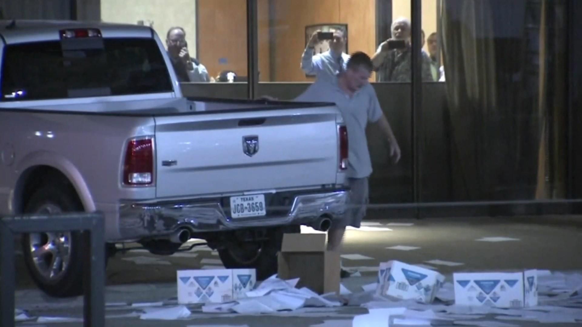 В США водитель на грузовике протаранил здание телеканала Fox News