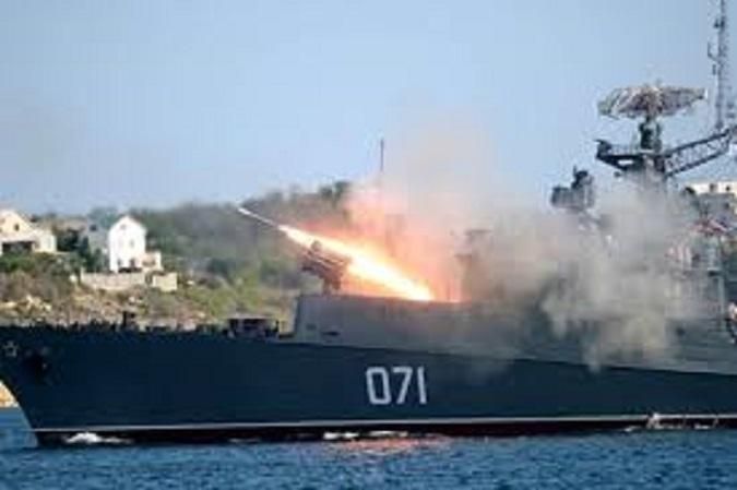 Демонстративно – біля берегів Криму: флот РФ показав, як знищуватиме ворожі літаки та кораблі