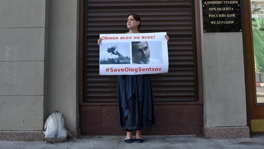 Під адміністрацією Путіна російські активісти проводять пікети на підтримку Сенцова Під адміністрацією Путіна російські активісти проводять пікети на підтримку Сенцова