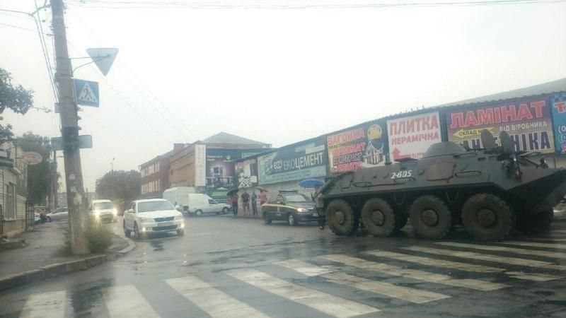 БТР Нацгвардії врізався у легковик у Вінниці: фото 