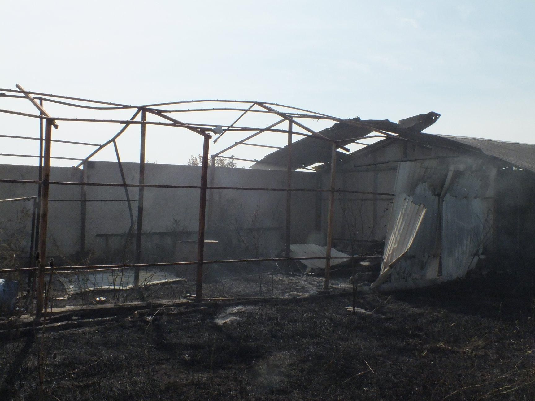 Окупанти обстріляли Красногорівку з кулеметів, розпочалась пожежа: фото