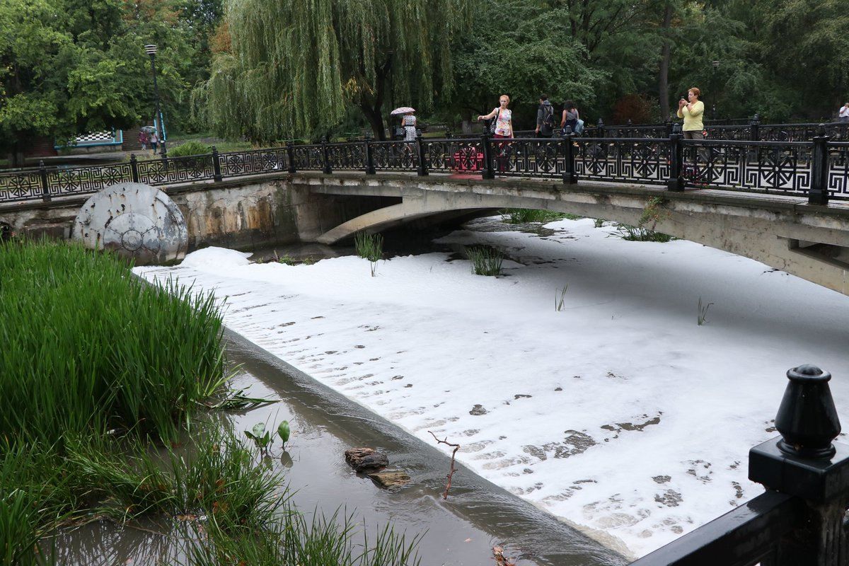 У Криму випав кислотний дощ: шокуючі кадри екологічної катастрофи У Криму випав кислотний дощ: шокуючі кадри екологічної катастрофи