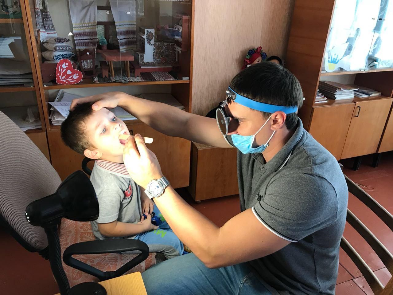 Химвыброс в Армянске: врачи осмотрели 634 ребенка на Херсонщине Химвыброс в Армянске: врачи осмотрели 634 ребенка на Херсонщине