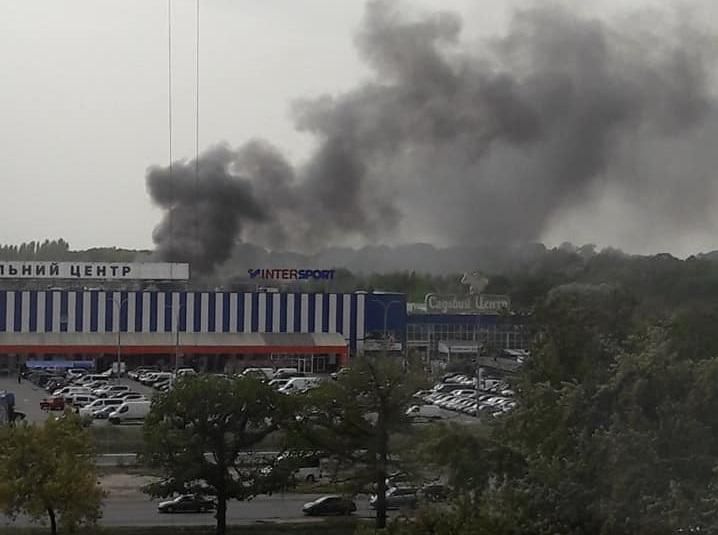 На Теремках у Києві спалахнула масштабна пожежа: район огорнуло чорним димом На Теремках у Києві спалахнула масштабна пожежа: район огорнуло чорним димом