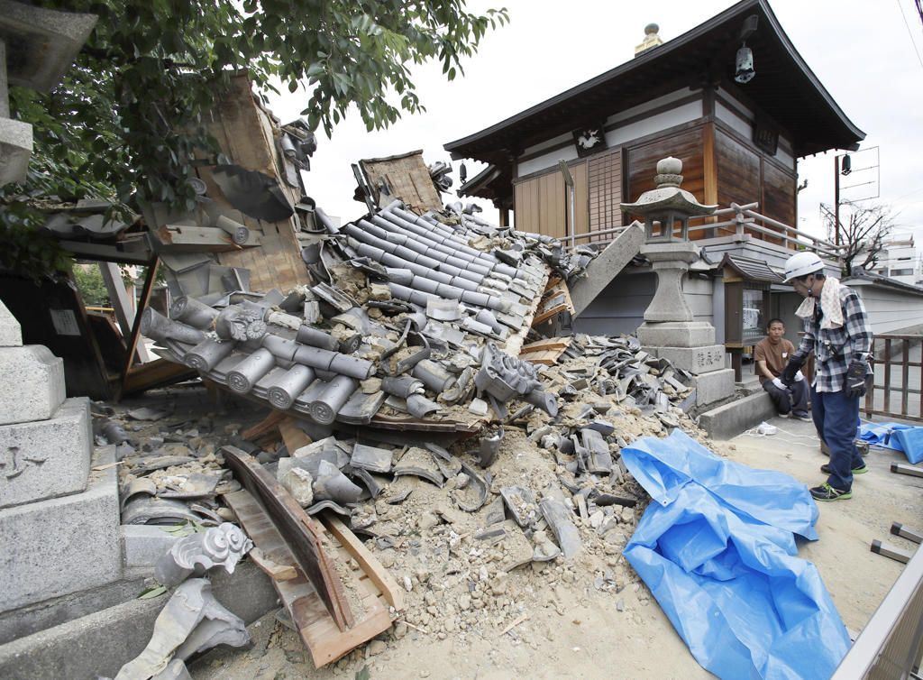 Смертельное землетрясение в Японии: жуткие фото и видео последствий непогоды