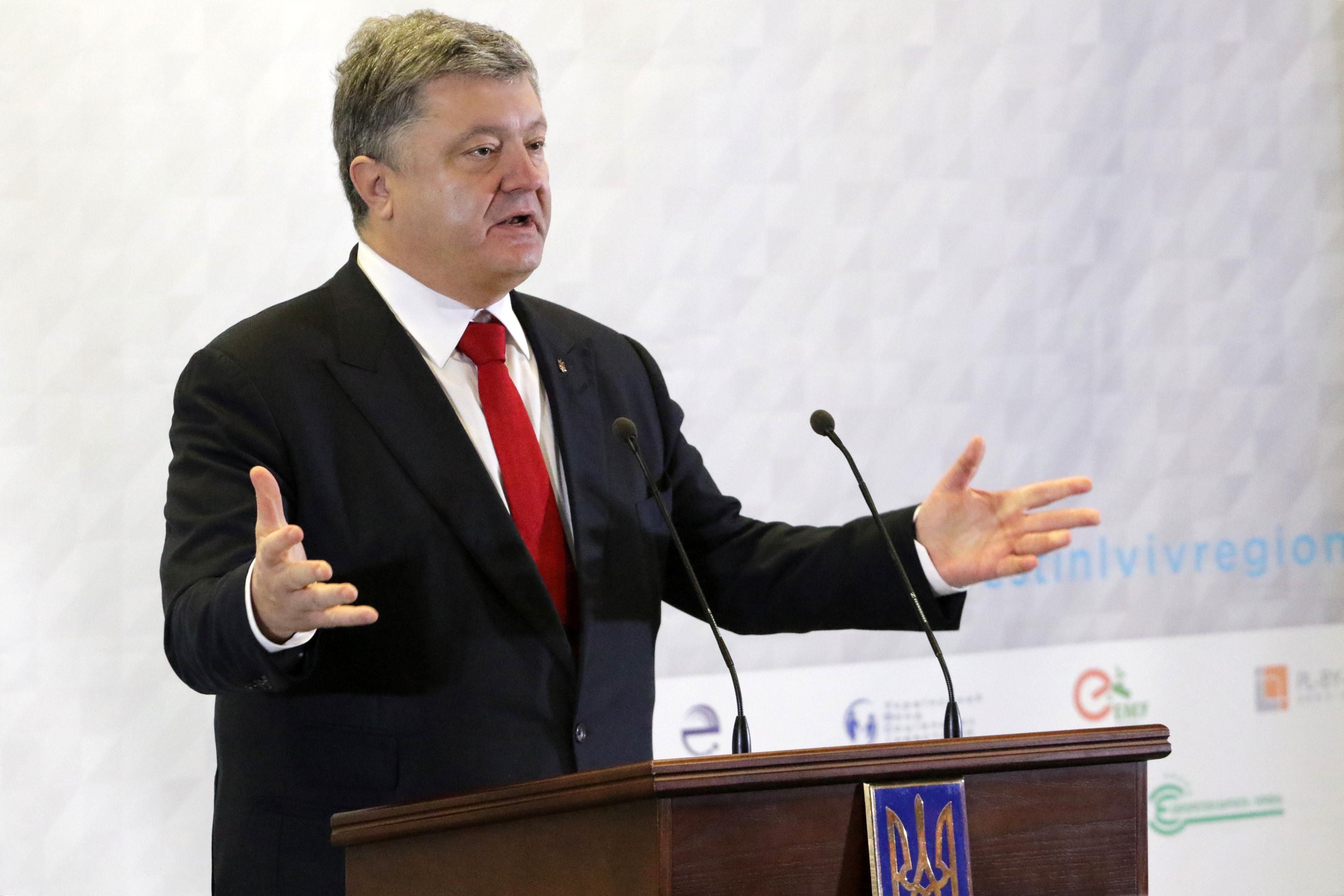 Химвыброс в Армянске: Порошенко пригласил детей из оккупированного Крыма на отдых в Украину Химвыброс в Армянске: Порошенко пригласил детей из оккупированного Крыма на отдых в Украину