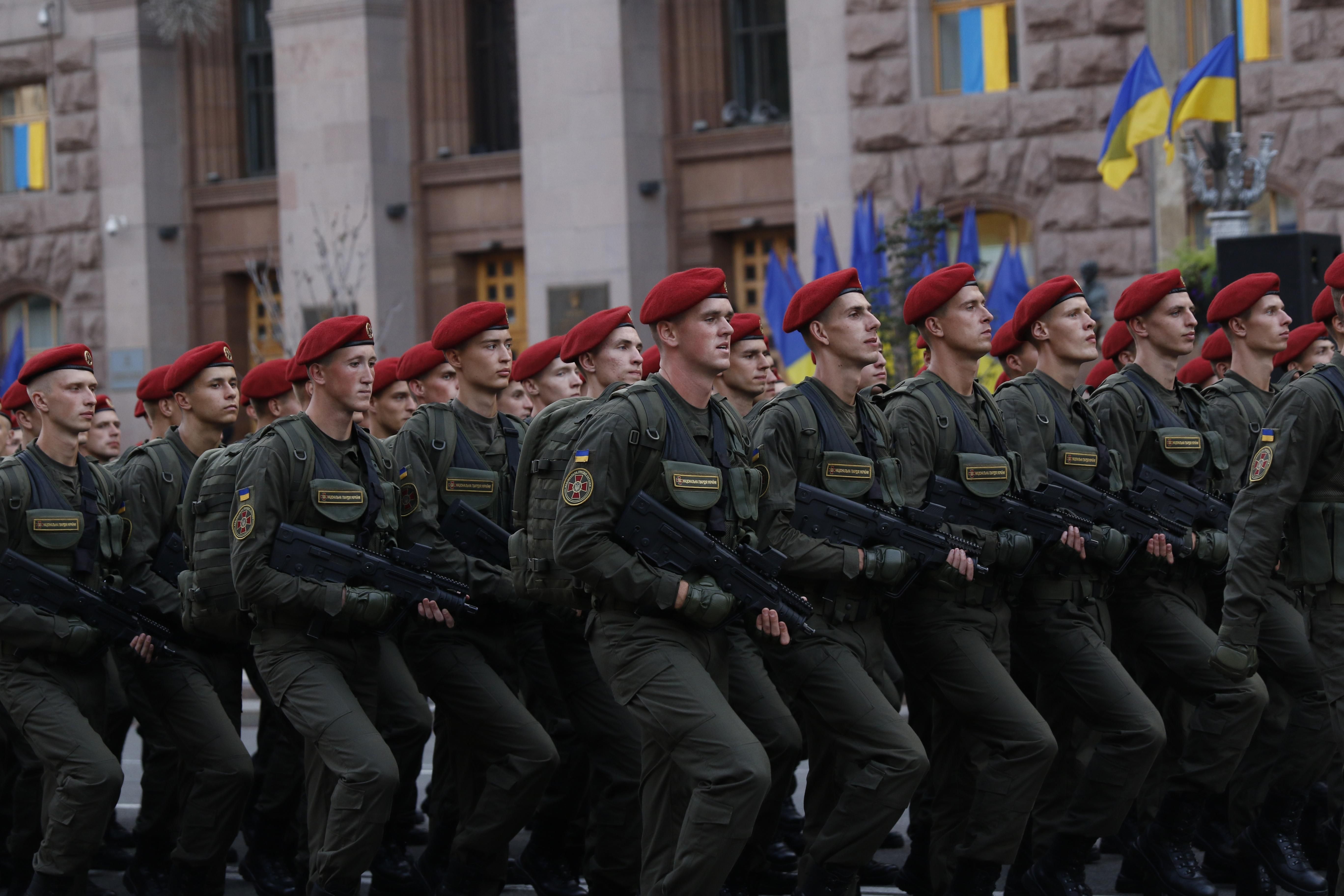 Порошенко вимагає, щоб українським контрактникам платили більше Порошенко вимагає, щоб українським контрактникам платили більше