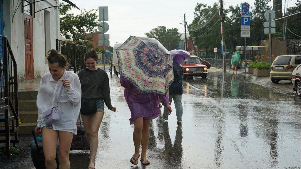 Ялта пішла під воду: фото і відео нечуваної негоди у Криму Ялта пішла під воду: фото і відео нечуваної негоди у Криму